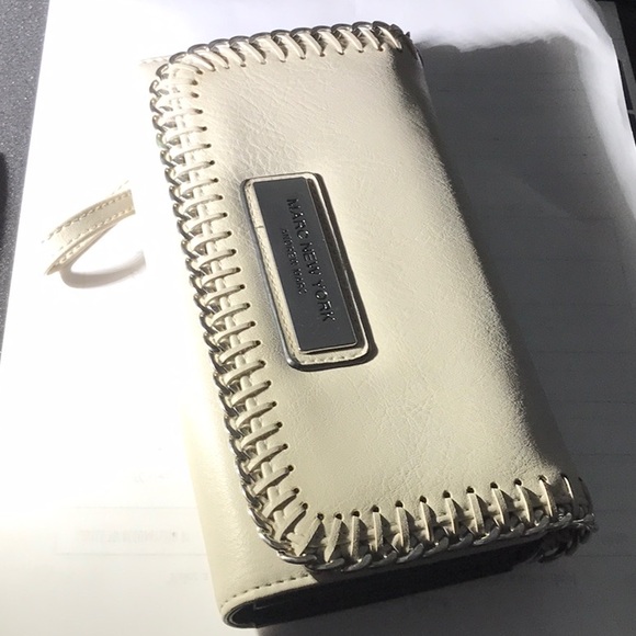 NWT Andrew Marc New York wallet color white - Picture 1 of 11